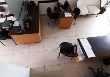 Local comercial en complejo de locales y oficinas, desarrollado en dos plantas. Guemes