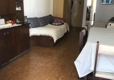 Departamento un ambiente a la calle con balcon saliente. Plaza Mitre