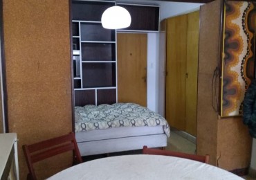 Departamento un ambiente dividido a la calle con balcon saliente. Centro