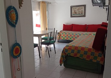 Departamento un ambiente al contrafrente con balcon saliente. ZONA GUEMES