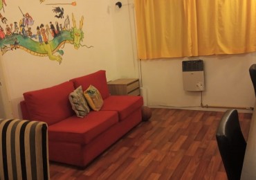 Departamento dos ambientes al lateral con buenas dimensiones. Parcialmente reciclado. Macrocentro