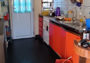 Chalete 4 ambientes sobre lote propio, desarrollada en dos plantas. Zona: Bo El Jardin