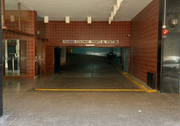 Cochera en edificio con seguridad. Entra camioneta