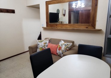 Departamento un ambiente al laterl con balocon saliente. Plaza Colon