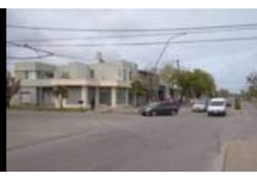 Local comercial en equina sobre avendida. Muy buen estado. Zona: 9 de Julio