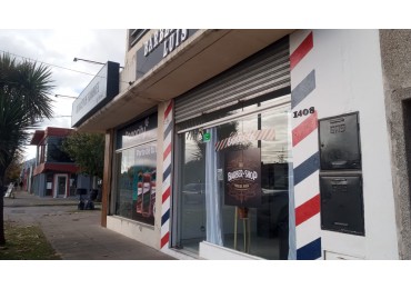Local comercial al frente sobre Avenida. Zona: Malvinas Argentinas