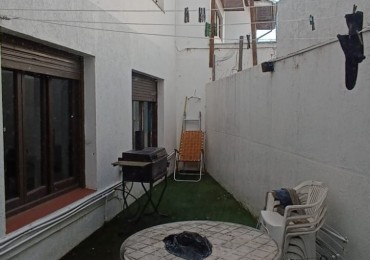 Departamento tres ambientes lumonoso. Reciclado. Muy bueno