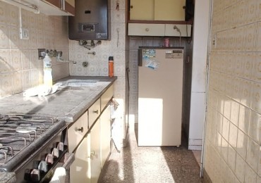 Depatamento tres ambientes con balcon saliente. Estado Original. Macrocentro