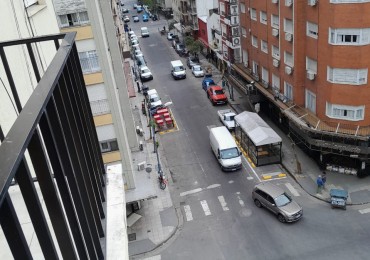 Departamento tres ambientes a la calle con balcon saliente. Amoblado. Zona: centro
