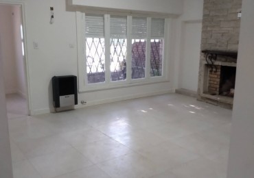 Chalet tres ambientes con escritorio, garage y parque perimetral, Buen estado. HPC