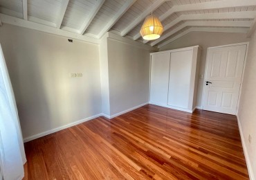 P.H. de cuatro ambientes con garage y patio, totalmente reciclado. Plaza Pueyrredon