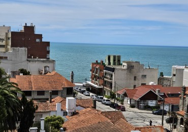 Departamento dos ambientes con dependencia al lateral con vista parcial al mar. Zona: Punta Iglesia