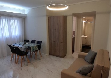Departamento dos ambientes lateral abierto. Reciclado y amoblado. Zona: centro