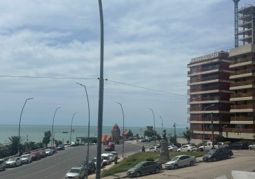 Departamento tres ambientes a la calle con balcon terraza, vista frontal al mar, cochera fija. Reciclado. Zona: Bristol