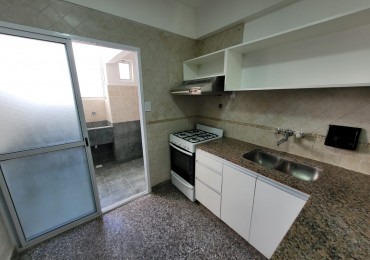 Piso de tres ambientes a la calle con balcon saliente. Muy buen estado. Zona: Centro