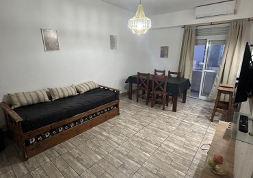 Departamento dos ambientes a la calle con balcon. Muy buen estado original. Zona: Guemes