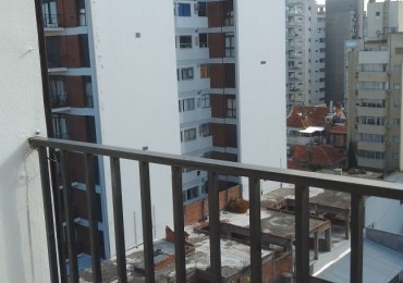 Departamento dos ambientes a la calle con balcon saliente. Parcialmente reciclado. Zona Macrocentro
