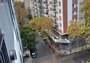 Departamento un amviente a la calle con balcon, dividido. Reciclado y amoblado. Zona: Centro