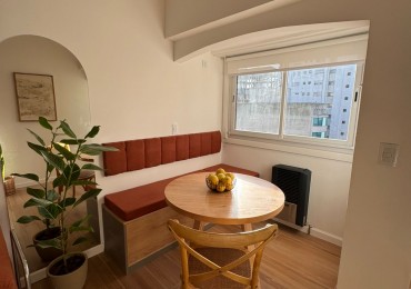 Deatamento un ambiente luminoso. Reciclado y amoblado. Zona: Centro