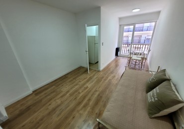 Departamento un ambiente a la calle con balcon saliente. Reciclado y amoblado. Zona: Plaza Colon