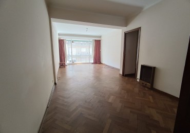 Gran departamento de estilo de 4 ambientes con dependencia a la calle con balon saliente. Centro