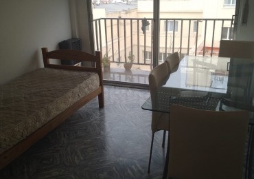 Departamento dos ambientes a la calle con balcon saliente. Recicaddo. Centro